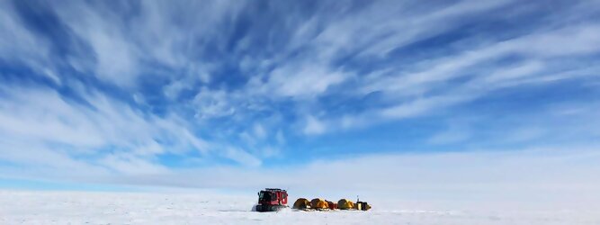 Anti Stress beliebtes Urlaubsziel – Antarktis - Null Bewohner, Millionen Pinguine und feste Dimensionen. Am südlichen Ende der Erde, wo die Sonne nur zwischen Frühjahr und Herbst über dem Horizont aufgeht, liegt der 7. Kontinent, die Antarktis. Riesig, bis auf ein paar Forscher unbewohnt und ohne offiziellen Besitzer. Eine Welt, die überrascht, bevor Sie sie sehen. Deshalb ist ein Besuch definitiv etwas für die Schatzkiste der Erinnerung und allein die Ausmaße dieser Destination sind eine Sache für sich. Du trittst aus deinem gemütlichen Hotelzimmer und es begrüßt dich die warme italienische Sonne. Du blickst auf den atemberaubenden Gardasee, der in zahlreichen Blautönen schimmert - von tiefem Dunkelblau bis zu funkelndem Türkis. Majestätische Berge umgeben dich, während die Brise sanft deine Haut streichelt und der Duft von blühenden Zitronenbäumen deine Nase kitzelt. Du schlenderst die malerischen, engen Gassen entlang, vorbei an farbenfrohen, blumengeschmückten Häusern. Vereinzelt unterbricht das fröhliche Lachen der Einheimischen die friedvolle Stille. Du fühlst dich wie in einem Traum, der nicht enden will. Jeder Schritt führt dich zu neuen Entdeckungen und Abenteuern. Du probierst die köstliche italienische Küche mit ihren frischen Zutaten und verführerischen Aromen. Die Sonne geht langsam unter und taucht den Himmel in ein leuchtendes Orange-rot - ein spektakulärer Anblick.