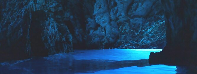 Trip Anti Stress Reisetipps - Die Blaue Grotte von Bisevo in Kroatien ist nur per Boot erreichbar. Atemberaubend schön fasziniert dieses Naturphänomen in leuchtenden intensiven Blautönen. Ein idyllisches Highlight der vorzüglich geführten Speedboot-Tour im Adria Inselparadies, mit fantastisch facettenreicher Unterwasserwelt. Die Blaue Grotte ist ein Naturwunder, das auf der kroatischen Insel Bisevo zu finden ist. Sie ist berühmt für ihr kristallklares Wasser und die einzigartige bläuliche Farbe, die durch das Sonnenlicht in der Höhle entsteht. Die Blaue Grotte kann nur durch eine Bootstour erreicht werden, die oft Teil einer Fünf-Insel-Tour ist.