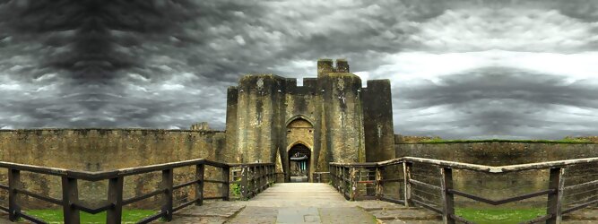 Trip Anti Stress Reisetipps - Caerphilly Castle - ein Bollwerk aus dem 13. Jahrhundert in Wales, Vereinigtes Königreich. Mit einem aufsehenerregenden Turm, der schiefer ist wie der Schiefe Turm zu Pisa. Wie jede Burg mit Prestige, hat sie auch einen Geist, „The Green Lady“ spukt in den Gemächern, wo ihr Geliebter den Tod fand. Wo man in Wales oft – und nicht ohne Grund – das Gefühl hat, dass ein Schloss ziemlich gleich ist, ist Caerphilly Castle bei Cardiff eine sehr willkommene Abwechslung. Die Burg ist nicht nur deutlich größer, sondern auch älter als die Burgen, die später von Edward I. als Ring um Snowdonia gebaut wurden.