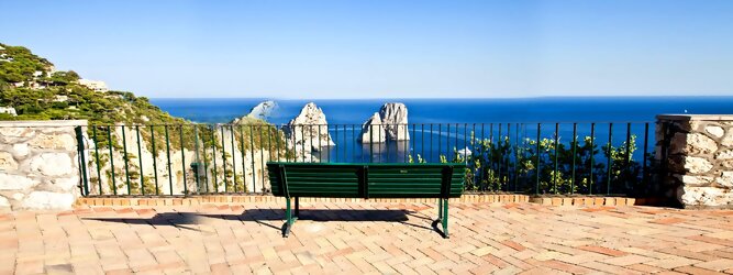 Trip Anti Stress Reiseland - Capri ist eine blühende Insel mit weißen Gebäuden, die einen schönen Kontrast zum tiefen Blau des Meeres bilden. Die durchschnittlichen Frühlings- und Herbsttemperaturen liegen bei etwa 14°-16°C, die besten Reisemonate sind April, Mai, Juni, September und Oktober. Auch in den Wintermonaten sorgt das milde Klima für Wohlbefinden und eine üppige Vegetation. Die beliebtesten Orte für Capri Ferien, locken mit besten Angebote für Hotels und Ferienunterkünfte mit Werbeaktionen, Rabatten, Sonderangebote für Capri Urlaub buchen.