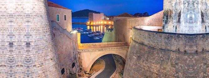 Trip Anti Stress Stadt Urlaub - Dubrovnik - Einen Wahnsinns Panoramablick hat man von Dubrovniks Hausberg Srd. Empor geht’s ganz easy und entspannt, minutenschnell mit der Luftseilbahn. Für begeisterte GOT-Fans empfiehlt sich die speziell geführte Game-of-Thrones-Tour zu den bekanntesten Drehorten und Schauplätzen der erfolgreichen Kultserie, der Eiserne Thron ist auf der kleinen idyllischen Insel Lokrum zu bestaunen. Die beliebtesten Orte für Dubrovnik Ferien, locken mit besten Angebote für Hotels und Ferienunterkünfte mit Werbeaktionen, Rabatten, Sonderangebote für Dubrovnik Urlaub buchen. Reisedaten eingeben und Hotel Flug Mietwagen Attraktionen Taxis für eine Dubrovnik Reise flexibel buchen. Sollten sich die Pläne ändern, sind viele der Unterkünfte und Zimmer in Dubrovnik kostenfrei stornierbar.