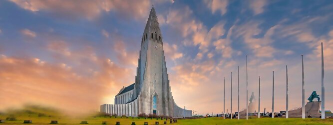 Trip Anti Stress Reisetipps - Hallgrimskirkja in Reykjavik, Island – Lutherische Kirche in beeindruckend martialischer Betonoptik, inspiriert von der Form der isländischen Basaltfelsen. Die Schlichtheit im Innenraum erstaunt, bewegt zum Innehalten und Entschleunigen. Sensationelle Fotos gibt es bei Polarlicht als Hintergrundkulisse. Die Hallgrim-Kirche krönt Islands Hauptstadt eindrucksvoll mit ihrem 73 Meter hohen Turm, der alle anderen Gebäude in Reykjavík überragt. Bei keinem anderen Bauwerk im Land dauerte der Bau so lange, und nur wenige sorgten für so viele Kontroversen wie die Kirche. Heute ist sie die größte Kirche der Insel mit Platz für 1.200 Besucher.