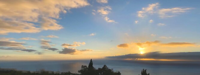 Trip Anti Stress Reiseideen Pauschalreise - La Palma macht ihrem Beinamen, die Schöne, alle Ehre. Das Kleinod im Atlantik erstrahlt in sattem Grün, verziert mit hübschen landestypischen Villen in den weit gestreuten Dörfern, eingerahmt von weichen Wellen des dunkelblauen atlantischen Ozeans, am Himmel ziehen malerische Formationen, bauschiger weißer Schäfchenwolken. Eine Bilderbuchidylle zum Verlieben. Die beliebtesten Orte für La Palma Ferien, locken mit besten Angebote für Hotels und Ferienunterkünfte mit Werbeaktionen, Rabatten, Sonderangebote für La Palma Urlaub buchen. Reisedaten eingeben und Hotel Flug Mietwagen Attraktionen Taxis für eine La Palma Reise flexibel buchen. Sollten sich die Pläne ändern, sind viele der Unterkünfte und Zimmer auf La Palma kostenfrei stornierbar.