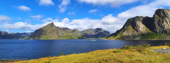 Trip Anti Stress Reisetipps - Die Lofoten Inseln Norwegen – Skandinaviens eiskalte Schönheit fasziniert mit atemberaubenden Nordlichtern und geradezu außerirdisch imposanten Gebirgskulissen. Land der Mitternachtssonne am Polarkreis, ein Paradies für Wanderer, Naturfreunde, Hobbyfotografen und Instagram er/innen. Die Lofoten gehören zu Norwegen und liegen nördlich des Polarkreises. Erfahren Sie hier, was für eine einzigartige Landschaft die Lofoten zu bieten haben und was Sie dort erwartet. Vorsicht akutes Fernweh! Die meisten von Ihnen kennen wahrscheinlich die Lofoten. Man stellt sich malerische Fischerdörfer vor, umgeben von hohen Bergen und tiefblauen Fjorden.