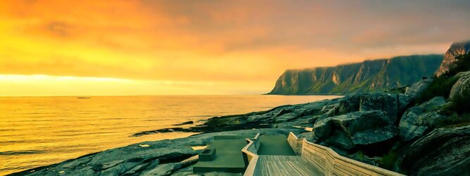 Trip Anti Stress Ferienhaus Norwegen – Schwindelfrei auf Preikestolen – die spektakuläre Felskanzel erhebt sich als steile Plateauklippe über dem Lysefjord. Die Aussicht über den Fjord ist atemberaubend, schwindelfrei sein ist Voraussetzung. Es lohnt sich auf jeden Fall, schon mitten in der Nacht aufzustehen, um den magischen Moment des überwältigend schönen Sonnenaufgangs mitzuerleben, grandios wie sich die ersten Sonnenstrahlen in den steilen Felswänden verfangen und die Bergmauern zum Leuchten bringen. Dieser Augenblick inspiriert zur Demut und Dankbarkeit. Die beliebtesten Orte für Ferien in Norwegen, locken mit besten Angebote für Hotels und Ferienunterkünfte mit Werbeaktionen, Rabatten, Sonderangebote für Norwegen Urlaub buchen.