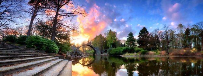 Trip Anti Stress Reisetipps - Teufelsbrücke wird die Rakotzbrücke in Kromlau, Deutschland, genannt. Ein mystischer, idyllischer wunderschöner Ort; eine wahre Augenweide, wenn sich der Brücken Rundbogen im See spiegelt und zum Kreis vervollständigt. Ein märchenhafter Besuch, im blühenden Azaleen & Rhododendron Park. Der Azaleen- und Rhododendronpark Kromlau ist ein ca. 200 ha großer Landschaftspark im Ortsteil Kromlau der Gemeinde Gablenz im Landkreis Görlitz. Er gilt als die größte Rhododendren-Freilandanlage als Landschaftspark in Deutschland und ist bei freiem Eintritt immer geöffnet. Im Jahr 1842 erwarb der Großgrundbesitzer Friedrich Hermann Rötschke, ein Zeitgenosse des Landschaftsgestalters Hermann Ludwig Heinrich Fürst von Pückler-Muskau, das Gut Kromlau.