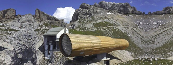 Trip Anti Stress Reisetipps - Das Riesenfernrohr im Karwendel – wie ein gigantischer Feldstecher wurde das Informationszentrum auf die Felskante neben der Bergstation platziert. Hoch über Mittenwald, Bayern erlebt man sensationell faszinierende Ein- und Ausblicke in die alpine Natur und die sensible geschützte Bergwelt Karwendel. Auf 2044m Seehöhe, 1.321m über Mittenwald und oft über dem Wolkenmeer, könnte das Informationszentrum Bergwelt Karwendel nicht eindrucksvoller sein! Und mit der Bergbahn ist es von Mittenwald aus in kurzer Zeit bequem erreichbar.Durch das große Panoramafenster blicken Sie auf Mittenwald und scheinen über der Stadt zu schweben.
