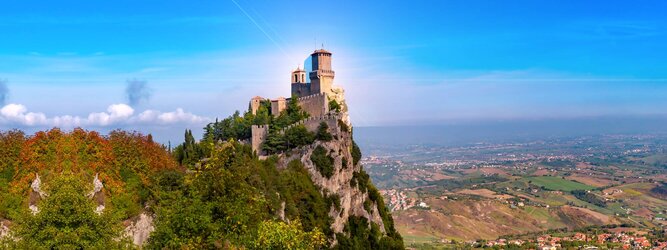 Trip Anti Stress Reiseideen Pauschalreise - San Marino – Hol ihn dir – den heißbegehrten Einreise-Stempel von San Marino. Nimm deinen Reisepass, besuche die örtliche Tourismusbehörde, hier wird die kleine Trophäe in dein Reisedokument gestempelt, es sieht gut aus und ist eine supertolle Urlaubserinnerung. Dieses neue Trendy-Reiselust-Souvenir passt ausgezeichnet zu den anderen außergewöhnlichen Stempeln deiner vergangenen Reisen. San Marino ist ein sehr interessanter Zwergstaat, eine Enklave, vollständig von Italien umgeben, eine der ältesten bestehenden Republiken und eines der reichsten Länder der Welt. Die beliebtesten Orte für Ferien in San Marino, locken mit besten Angebote für Hotels und Ferienunterkünfte mit Werbeaktionen, Rabatten, Sonderangebote für San Marino Urlaub buchen.